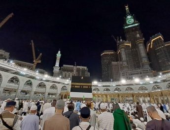 Kajian Fikih tentang Selebgram Transgender Umrah dengan Hijab Syar