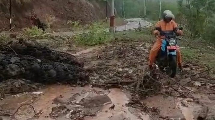 Hujan Dua Hari, Ruas Jalan Nasional Lewoleba Kedang Tertutup Longsor
