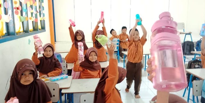 MIN 44 Pidie Aceh, Perangi Botol Plastik Sekali Pakai Dan Jajanan Berpengawet