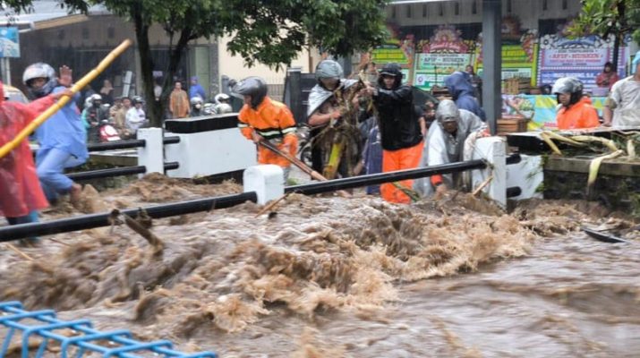 Jalan ke Wisata Dieng Terendam Banjir