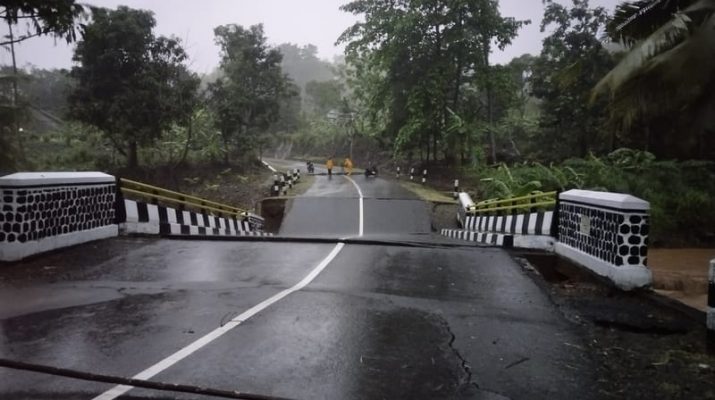 Cuaca Ekstrem Akibatkan Jembatan Ambruk di Sukabumi