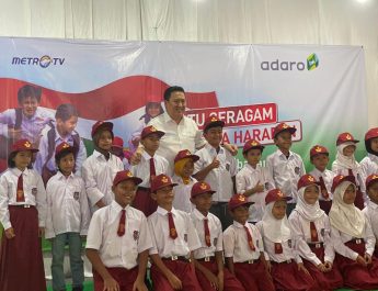 Metro TV Kembali Berkolaborasi dengan Adaro Bagikan 500 Paket Seragam Sekolah