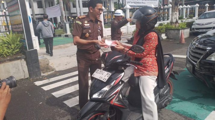 Sambut Hari Antikorupsi se-Dunia, Kejari Klaten Bagikan Stiker Hakordia Kepada Masyarakat