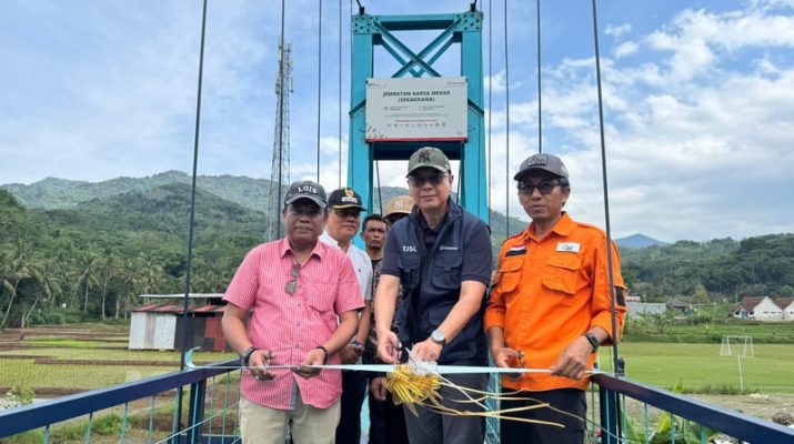 Danareksa Revitalisasi Jembatan Penghubung Dua Desa di Tasikmalaya