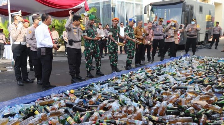 Ribuan Liter Miras Dimusnahkan Jelang Nataru 2024 di Solo