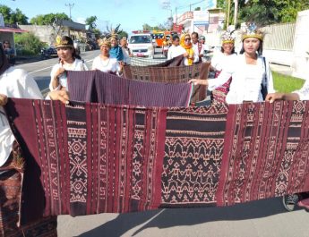 HUT ke-66 Provinsi, Ribuan Warga Lembata Parade Busana Adat NTT