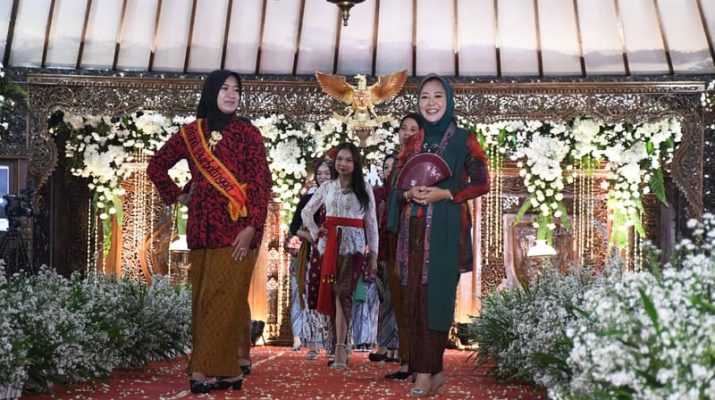 Peringati Hari Ibu, Pemkab Purbalingga Gelar Parade Berkebaya
