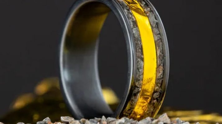 Cincin Pernikahan Unik Berisi Pita Apollo 11 dan Meteorit Lunar