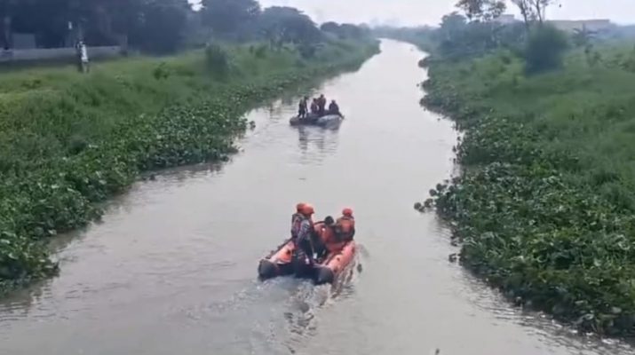 Eceng Gondok Halangi Pencarian Balita yang Masuk Selokan di Surabaya