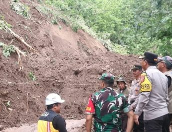 Longsor Tutup Akses Jalan di Kawasan Geopark Ciletuh