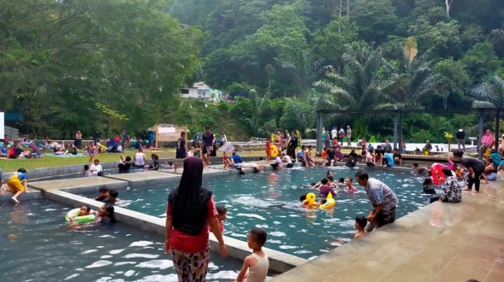 Pengunjung Keluhkan Parkir di Kawasan Wisata Gunung Galunggung Tasikmalaya