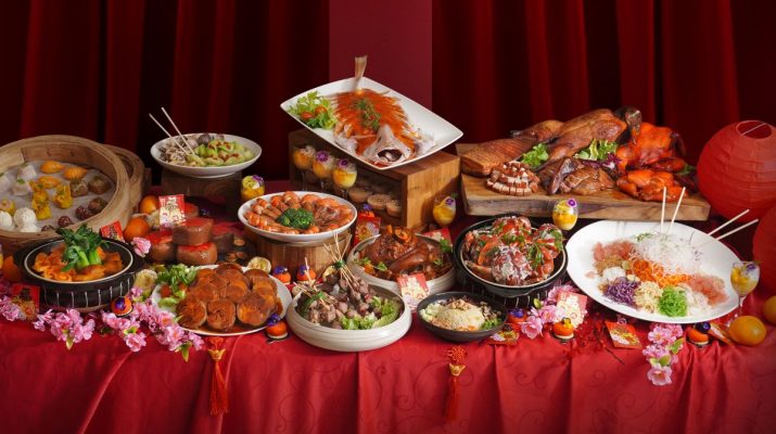 Menikmati menu spesial Imlek sambil nonton atraksi singa