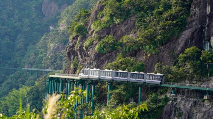 Kereta tebing listrik di China bawa pengunjung "melayang" di udara