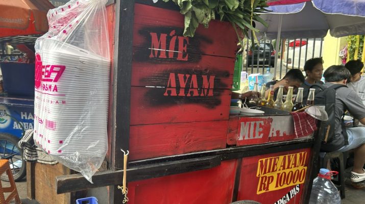 Pedagang dekat Stasiun Pasar Senen raih pendapatan dobel saat Lebaran