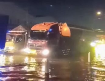 Banjir Rob di Demak Semakin Tinggi, Lalu Lintas di Jalur Pantura Tersendat