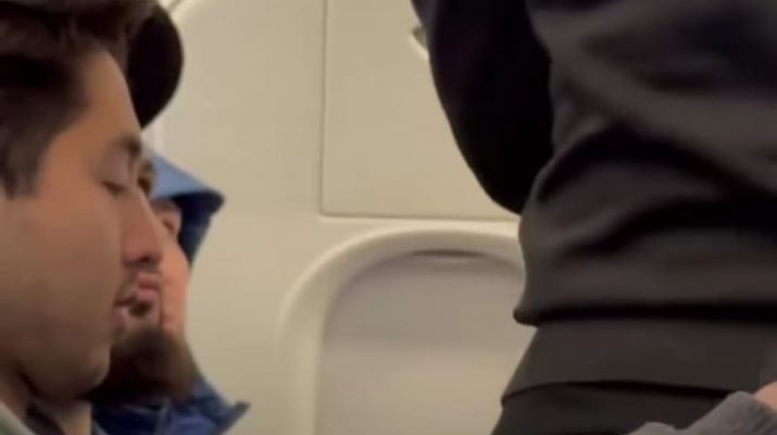 Khabib Nurmagomedov Diusir Keluar dari Frontier Airlines