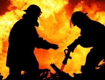 30 Unit Dankar dan 105 Petugas Dikerahkan untuk Padamkan Kebakaran Glodok Plaza Tamansari