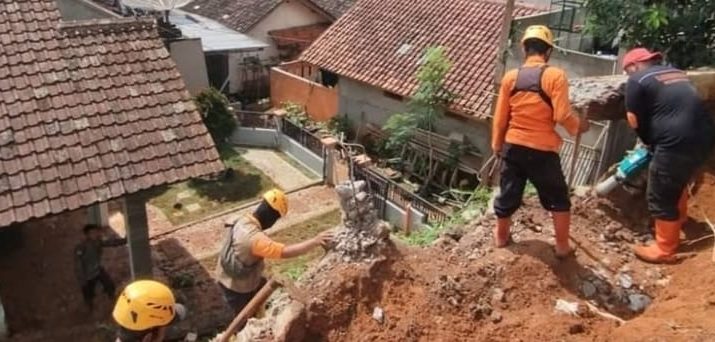 Tanah Longsor Timbun Rumah di Tasikmalaya, Satu Keluarga Mengungsi