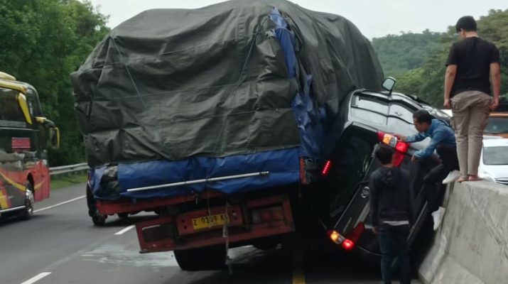 Pecah Ban Diduga Jadi Penyebab Kecelakaan di Tol Cipularang Pagi Tadi