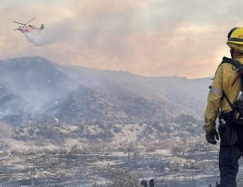 Petugas Pemadam Kebakaran Berjuang Melawan Hughes Fire: Ancaman Kebakaran Hutan di Los Angeles
