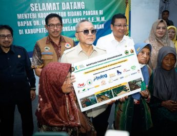 Menko Zulkifli Hasan Salurkan Bantuan Korban Banjir Pekalongan.
