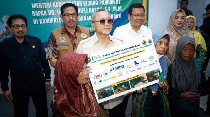 Menko Zulkifli Hasan Salurkan Bantuan Korban Banjir Pekalongan.