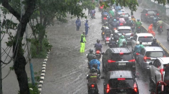 Jakarta Banjir, Transjakarta Alihkan dan Potong Rute Pelayanan