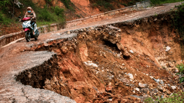 Hujan tak Kunjung Henti, Jalan Penghubung Antardaerah di Babel Terancam Amblas
