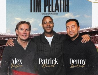 Patrick Kluivert tiba di Jakarta bersama salah satu asistennya, Denny Landzaat