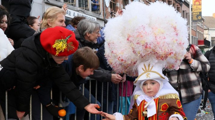 Semarak karnaval Belgia bertabur bulu burung unta