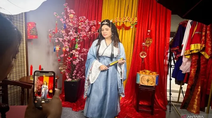 Mencoba Pakaian Khas Tiongkok Saat Imlek di Pantjoran PIK