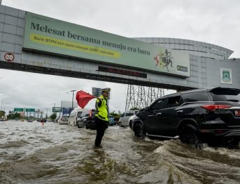 Banjir Jakarta:  Kemensos Kirim Logistik, Siapkan Dapur Umum