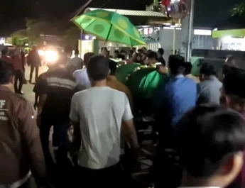 Isak Tangis Keluarga Siswi SMA 1 Porong Pecah saat Jenazah Dimakamkan
