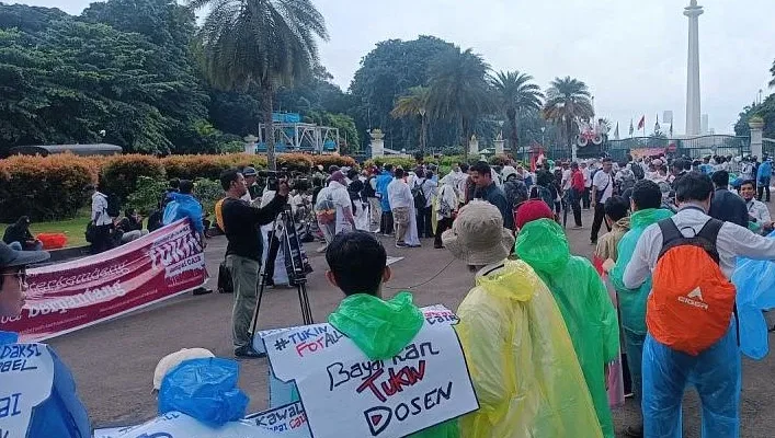 Aliansi Dosen Demo di Patung Kuda Tuntut Pembayaran Tukin