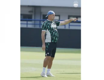 Bojan Hodak Tegaskan Persib Bandung tidak Remehkan PSIS Semarang