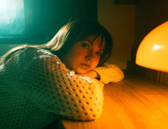 Single Tama Yuri, Jangan Menangis Lagi, Pelukan Hangat untuk Mereka yang Sedang Terluka