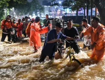 Banjir Jakarta, Ratusan Warga Mengungsi ke Rusun dan Musala