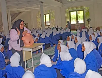YKPI Gelar Sosialisasi Skrining dan Deteksi Dini Kanker Payudara untuk Santri Ponpes Al Ashriyah Nurul Iman Bogor
