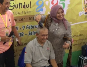 Peringati Hari Kanker Anak Sedunia, Bupati Awali Mencukur Gundul Salah satu Pserta