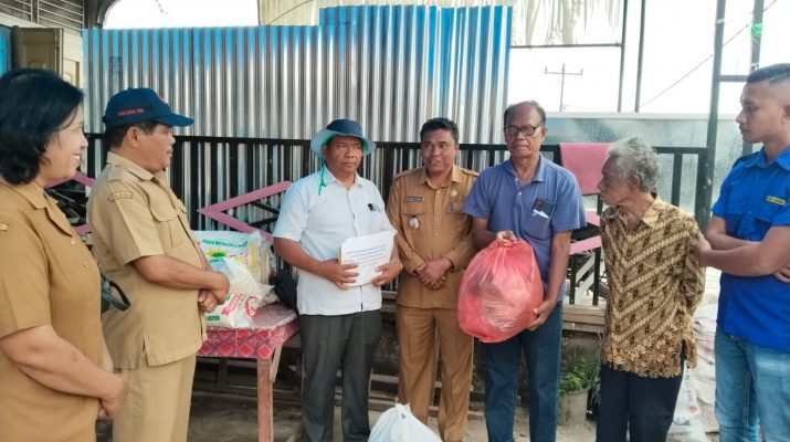 Solidaritas Untuk Korban Kebakaran, ASN - Non ASN Toba Salurkan Uang Tunai dan Pakaian