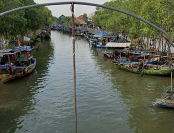 Satu Meninggal, Dua Hilang, Kapal Nelayan dengan 18 ABK Tenggelam di Pekalongan