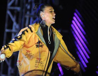 Harus Bayar Denda Seusai Digugat oleh Ari Bias, Agnez Mo Siap Melawan