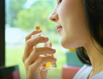 6 Rekomendasi Aroma Parfum yang Cocok untuk Cuaca Panas