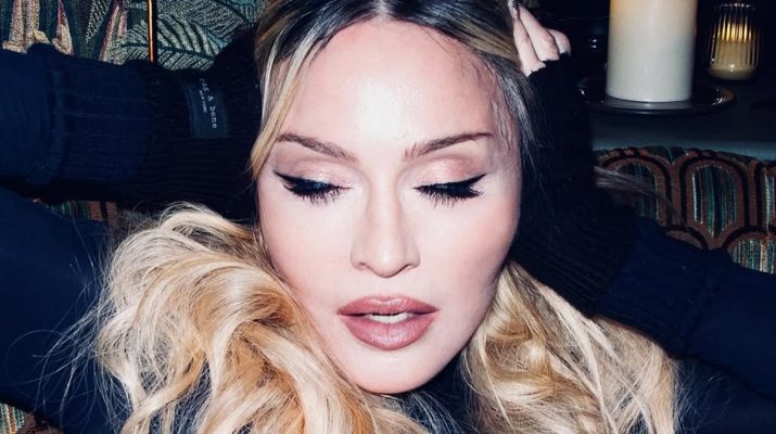 Madonna Tampil Seksi dalam Lingerie Pink untuk Promosi Rilis Ulang Album Ikoniknya