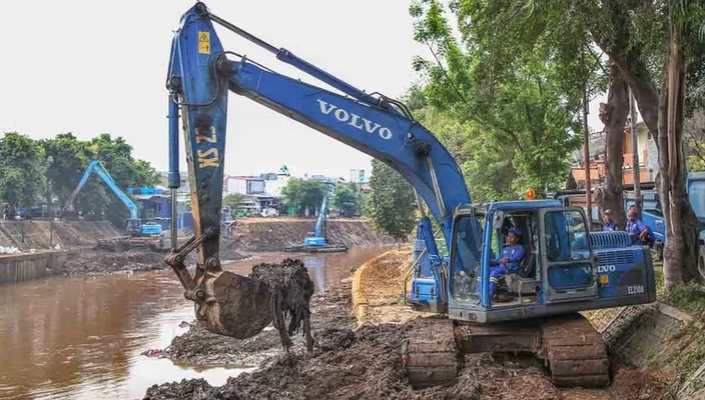 Jadi Gubernur Sepekan, Hari Pertama Kerja Rano Karno Keruk Sungai di Jakarta