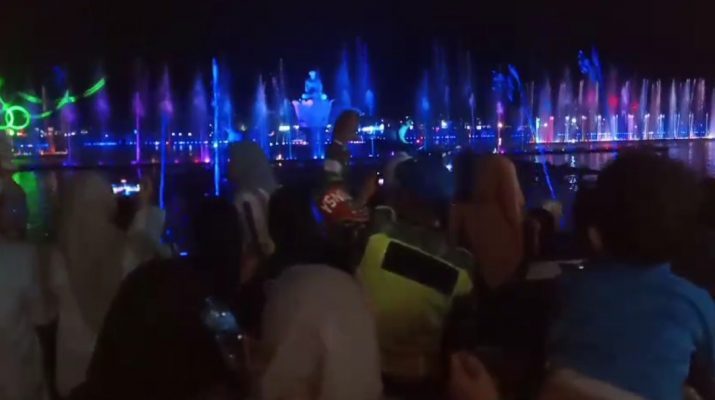 Pertunjukan Air Mancur dalam Rangkaian Penyambutan Bupati Purwakarta