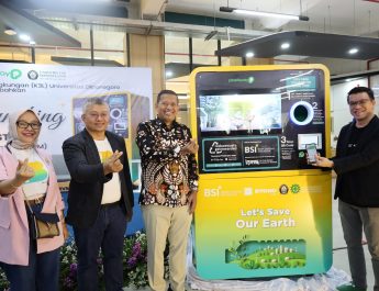 UNDIP Hadirkan Reverse Vending Machine Tukar Botol Plastik dengan Uang.