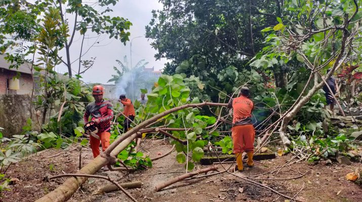 Jelang Ramadan, Warga Tasikmalaya Bersama BPBD Bersihkan Makam dan Pangkas Pohon