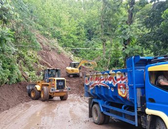 Akses Antar Kecamatan di Bandung Barat Tetutup Tanah Longsor