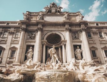 Wisatawan Didenda 500 Euro Akibat Nekat Lompat ke Air Mancur Trevi